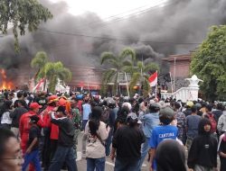 Aksi Demo di Gedung DPRD Cilacap Berakhir Ricuh, Truck dan Motor Dibakar Massa Aksi