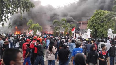 Aksi Demo di Gedung DPRD Cilacap Berakhir Ricuh, Truck dan Motor Dibakar Massa Aksi