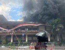 Ricuh Demo di Kab. Cirebon, Gedung DPRD Dibakar, Polsek Dirusak, Masa Bergerak ke Kota
