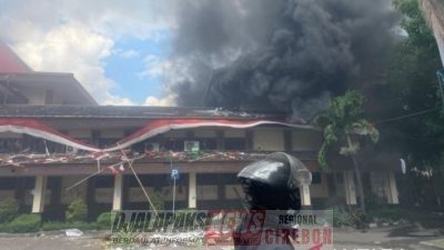 Ricuh Demo di Kab. Cirebon, Gedung DPRD Dibakar, Polsek Dirusak, Masa Bergerak ke Kota