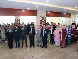 Wali Kota Serahkan Satyalancana Karya Satya Kepada 115 PNS Kota Cirebon