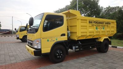 Program CSR BJB Serahkan 2 Unit Dump Truck Bantu Penanganan Sampah di Kuningan