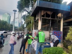 Komunitas Ojol dan Warga Bantu Polisi Bersihkan Pos Lantas 62E Jagatama