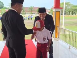 Siswa SD di Pelalawan Tuai Apresiasi dan Bikin Haru, Sendirian di Upacara HUT ke-80 RI