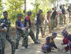 Prajurit TNI dan Warga Saling Bergotong Royong pada TMMD di Desa Ngranget.