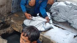 Pembersihan Saluran Warga Penjaringan Jakut oleh Satgas SDA