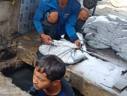 Pembersihan Saluran Warga Penjaringan Jakut oleh Satgas SDA