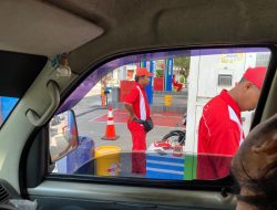 Hebooh…Siang Bolong Petugas SPBU Ngisi Pertalite di Dalam Jerigen