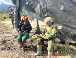 Borong Hasil Tani (Rosita) di Distrik Omukia Papua, TNI Gelar Kegiatan Binter Terbatas