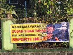 Warga Wringinputih Pasang Spanduk Protes, Dipicu Jalan Desa Rusak Parah