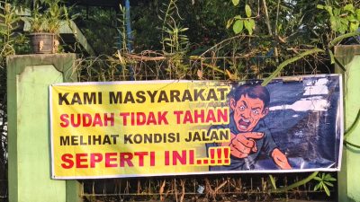 Warga Wringinputih Pasang Spanduk Protes, Dipicu Jalan Desa Rusak Parah