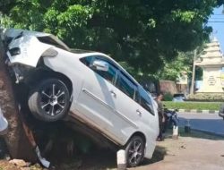 Kecelakaan Tunggal Mobil MPV Terjadi di Depan SPBU Gajahmungkur Semarang