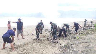 Bakti Teritorial Prima: TNI Polri dan Masyarakat Bersihkan Pantai Blado