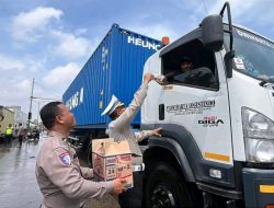 Kasat Lantas Polrestabes Semarang Pimpin Langsung Evakuasi Warga Terdampak Banjir