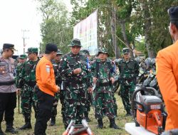 Kunjungan Danrem Untoro saat meninjau berbagai alat peralatan yang akan digunakan dalam latihan.