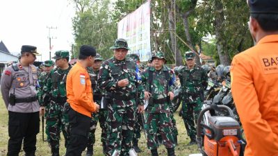 Kunjungan Danrem Untoro saat meninjau berbagai alat peralatan yang akan digunakan dalam latihan.