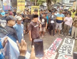 Warga Demo Kantor Kecamatan Plumpang, Tuntut Kades Kepohagung Lengser