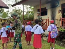 Satgas Yonif 521/DY Hadirkan Senyum “Anak Papua Cerdas”, Bagikan Buku dan Alat Tulis di Distrik Apalapsili