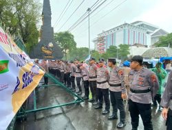 Polisi Tetap Sigap dan Ramah Kawal Aksi Buruh di Semarang, Di Tengah Deras Hujan