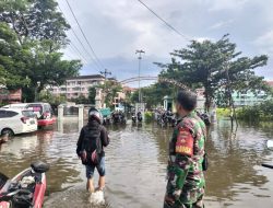 Bencana Banjir Kembali Uji Ketangguhan Warga, Babinsa Gayamsari Terjun ke Genangan