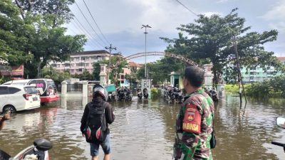 Bencana Banjir Kembali Uji Ketangguhan Warga, Babinsa Gayamsari Terjun ke Genangan