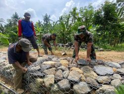 Satgas TMMD 126 Perkuat Bantaran Sungai Lebakharjo, Cegah Banjir dengan Pasang Bronjong