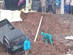 Bencana Alam: Hujan Deras Picu Longsor di Wonotirto, Satu Mobil Warga Terbawa Material