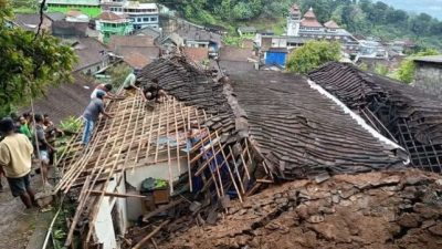 Bencana Alam Longsor di Lereng Setinggi 8 Meter , Rumah Lansia Roboh Tertimpa Material