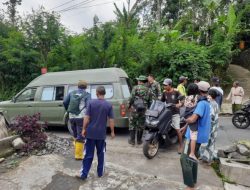 Respon Cepat Tim Kesehatan Polkes Lumajang Saat evakuasi warga di lokasi pengungsian