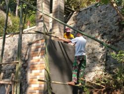 Desa Petungsinarang Bangun Gapura Sebagai Simbol Utama Bersama Satgas TMMD 126