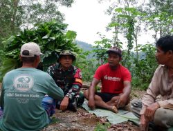 Warga Desa Petungsinarang Berbaur bersama Dansatgas TMMD 126 Kodim Pacitan