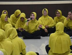 Persit KCK Ny. Frieda Untoro Beri Arahan Kepada Anggotanya Usai Melakukan Senam Aerobik.