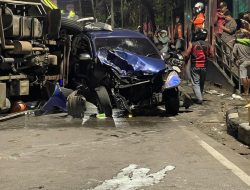 Truk Besar Hantam Truk Kecil di Simpang Terminal Banyumanik, Gegara Rem Blong